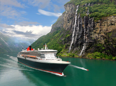 Queen Mary 2 im Geiranger Fjord, Mittelnorwegen, Norwegen